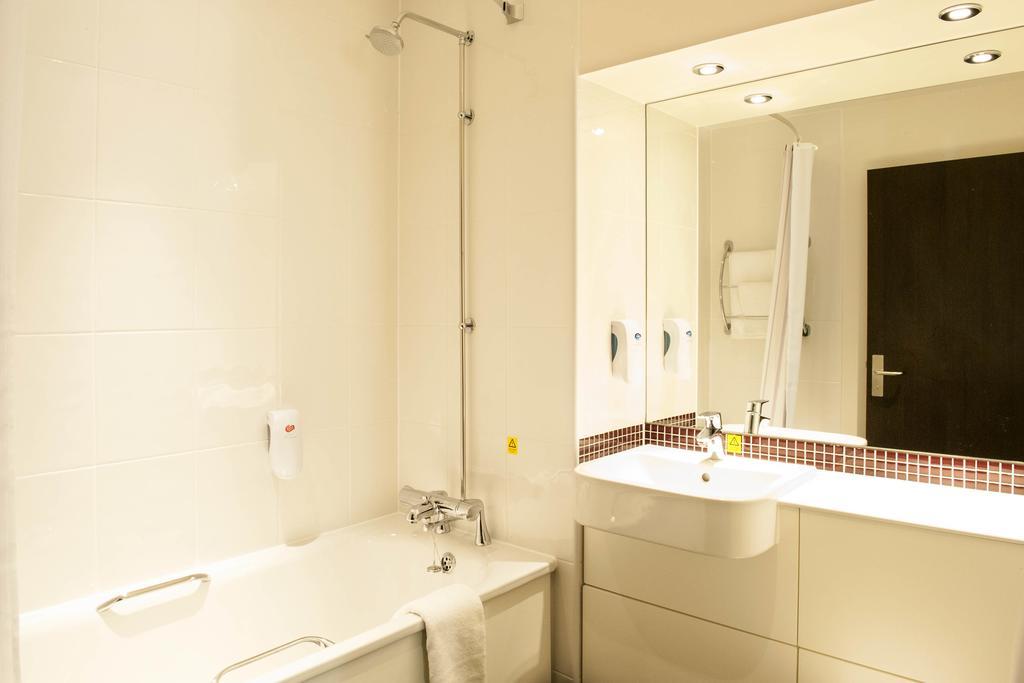 Premier Inn York North Номер фото